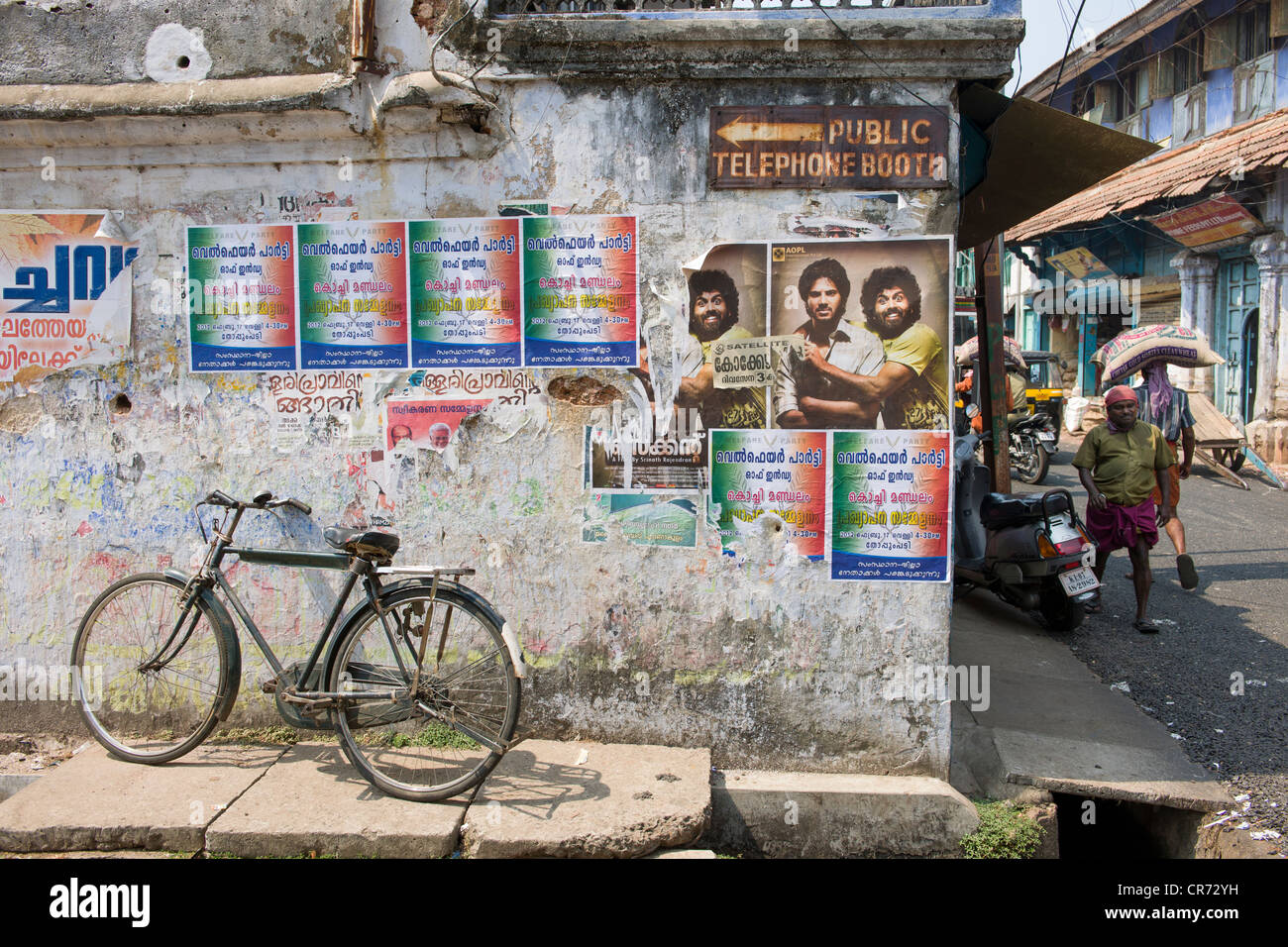 Fahrrad und Street Poster aus Basar Road, Fort Cochin, Kochi (Cochin), Kerala, Indien Stockfoto