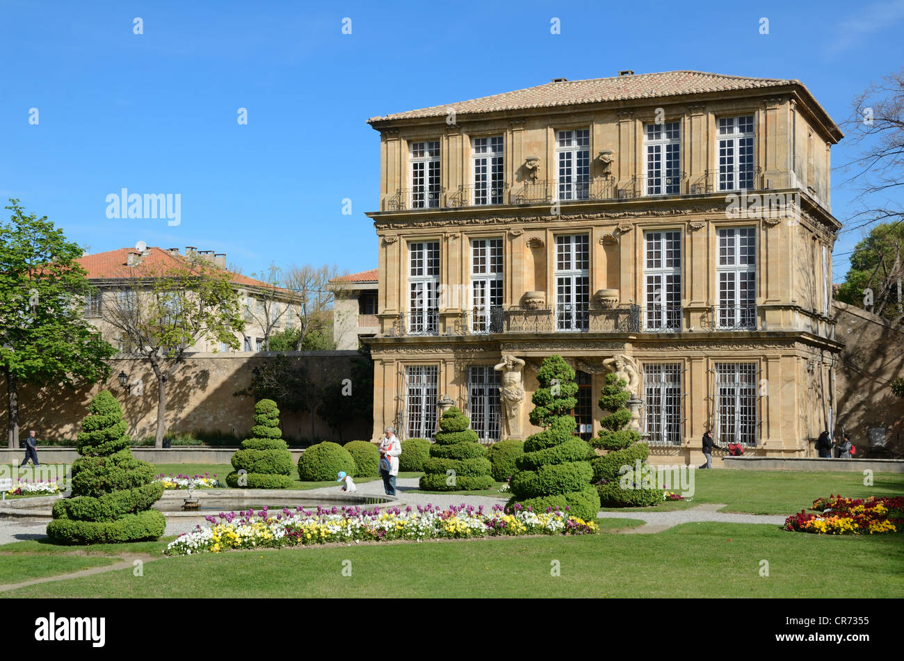 Pavillon Vendôme Garten und Brunnen mit Frühlingsblumen und Formschnitt Bäume Aix-en-Provence Frankreich Stockfoto