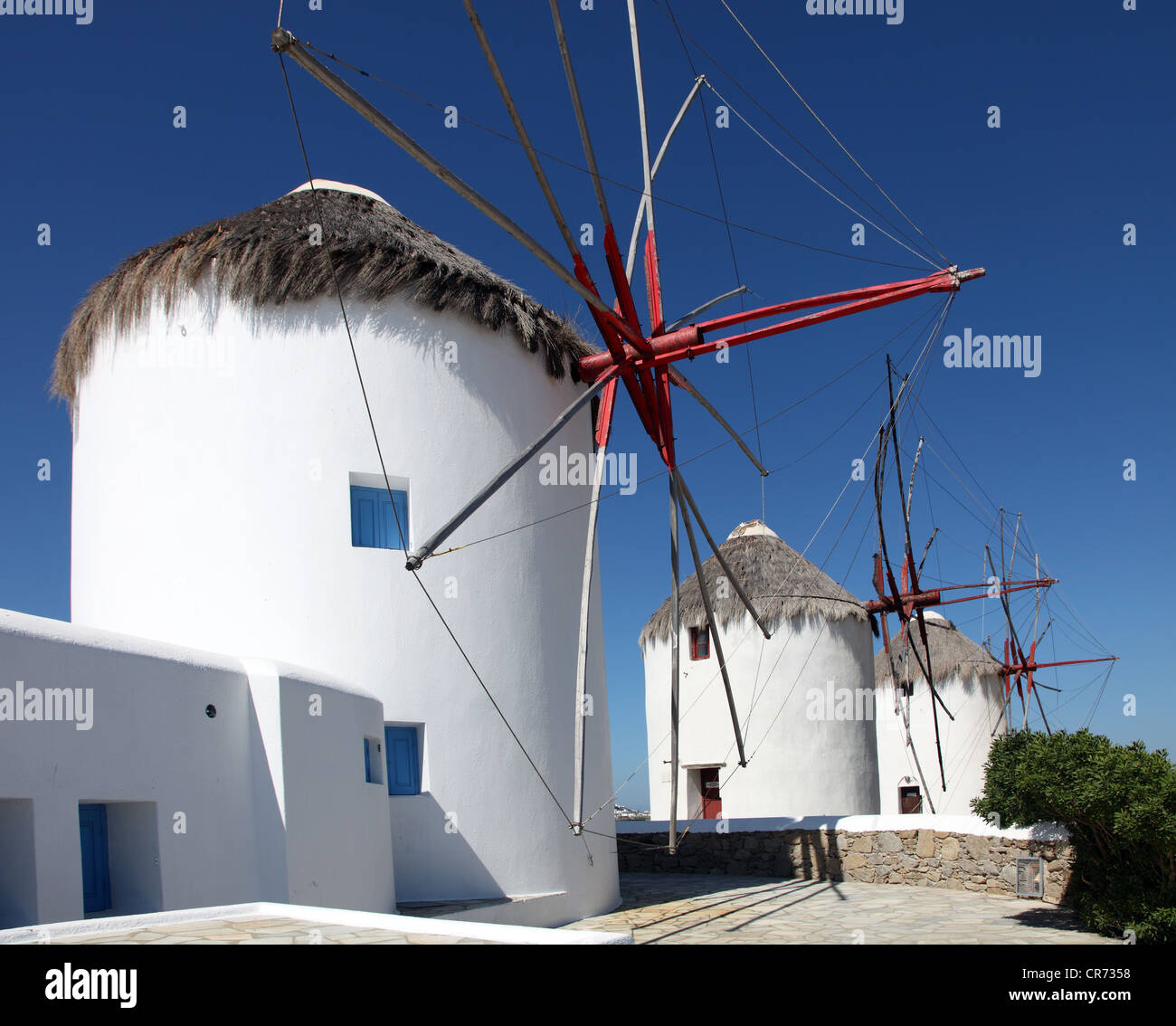 Traditionelle Windmühlen von Mykonos, umgebaut nach Urlaub Häuser, die Kykladen-Inseln, Ägäis, Griechenland Stockfoto