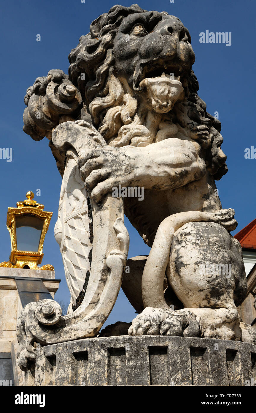 Löwe Skulptur mit bayerischen Wappen auf der Treppe, Parkseite von Schloss Nymphenburg Palast, Schlossrondell, München Stockfoto