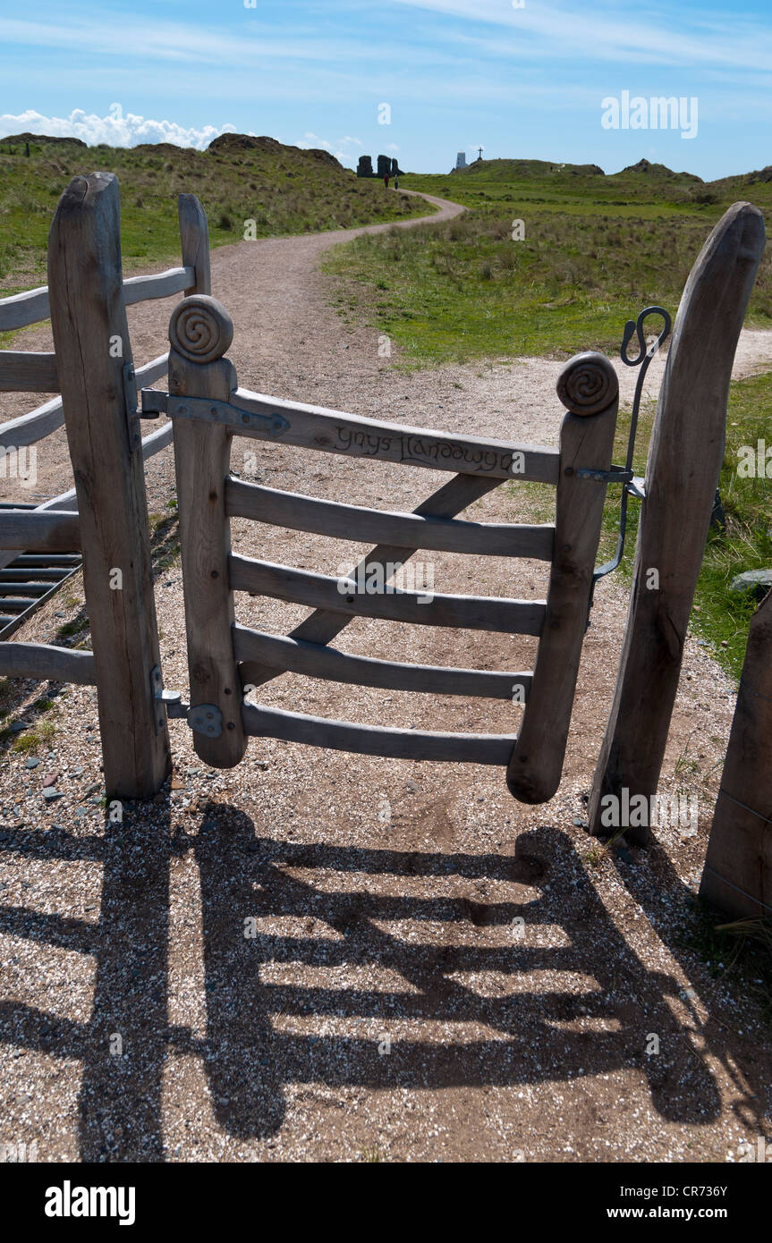 Geschnitztes Holztor auf Llanddwyn Insel Anglesey North Wales Stockfoto