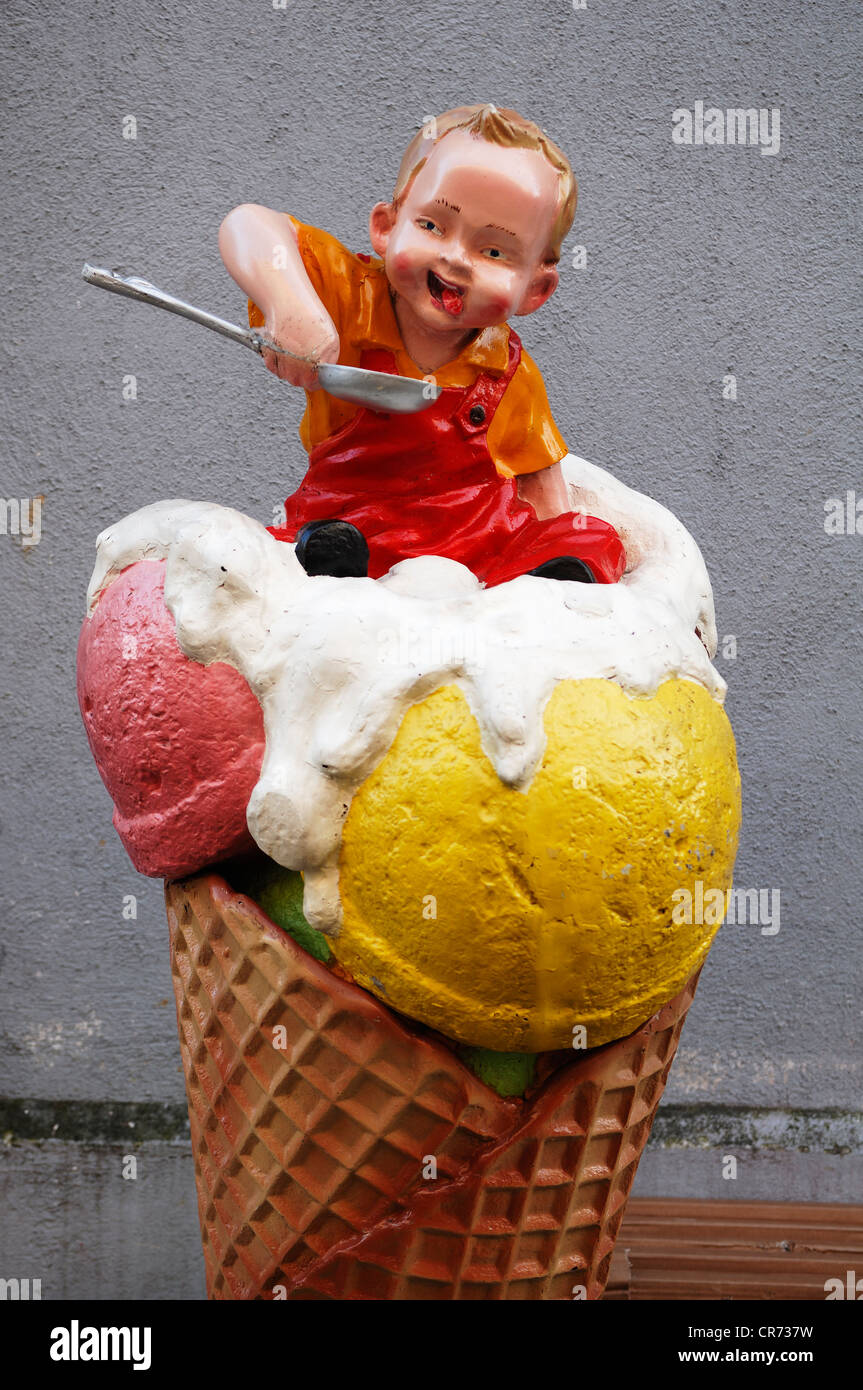 Werbung Zeichen aus einer Eisdiele, ein kleines Kind sitzen in eine Eiswaffel bin Wasserburg Inn, Bayern Stockfoto