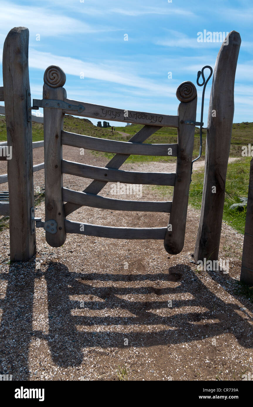 Geschnitztes Holztor auf Llanddwyn Insel Anglesey North Wales Stockfoto