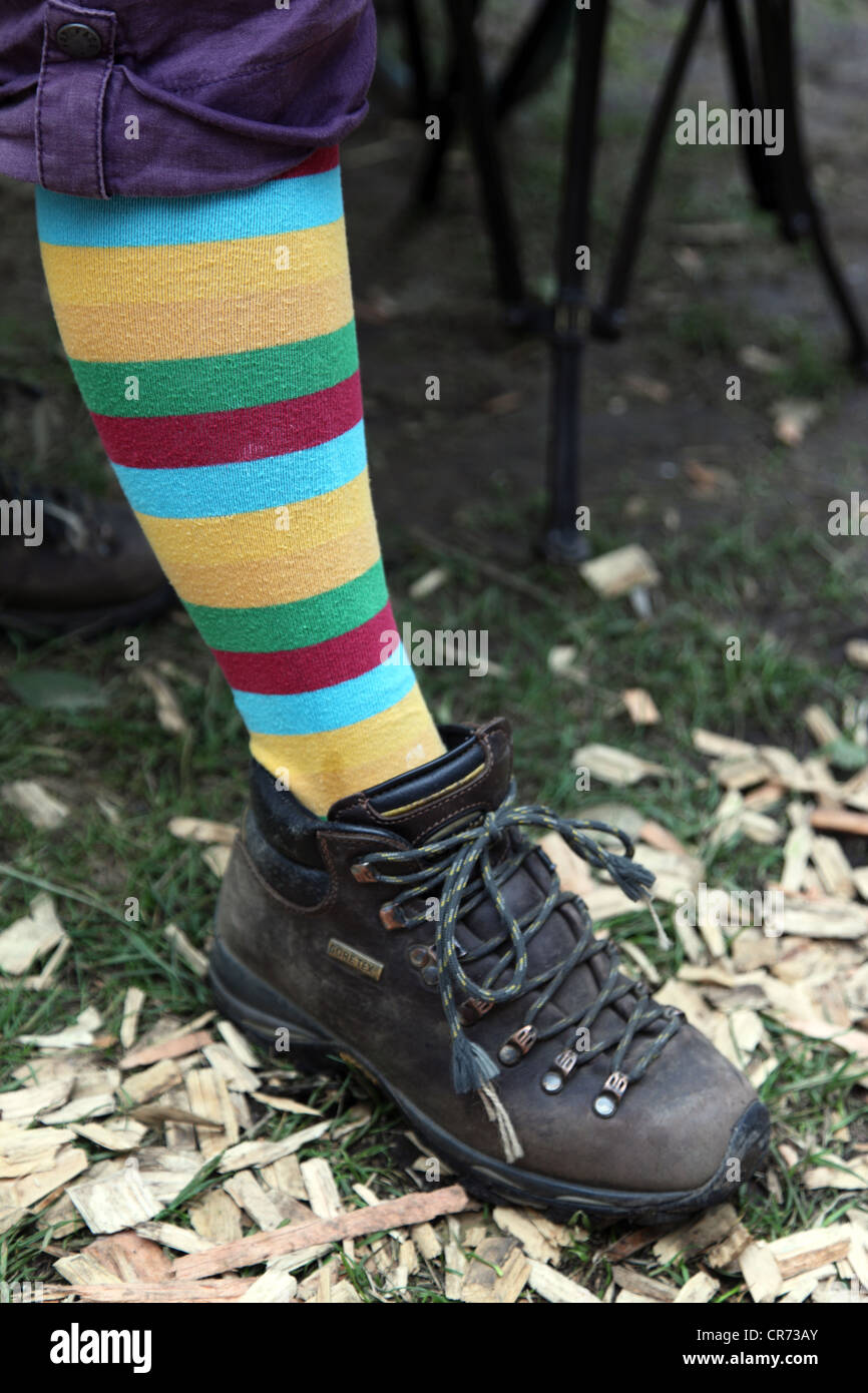 bunte gestreifte Socken getragen von Frau mit Trainer Stockfoto