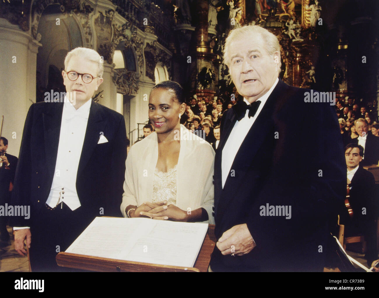 Guttenberg, Enoch zu, * 29.7.1946, deutscher Musiker (Dirigent), halbe Länge (links), mit der Opernsängerin Barbara Hendricks und dem TV-Moderator Hans-Joachim Kuhlenkampff, Foto anlässlich der Aufnahme eines Weihnachtskonzerts für das Deutsche Fernsehen in der Wies-Kirche, Bayern, Deutschland, September 1995, Stockfoto