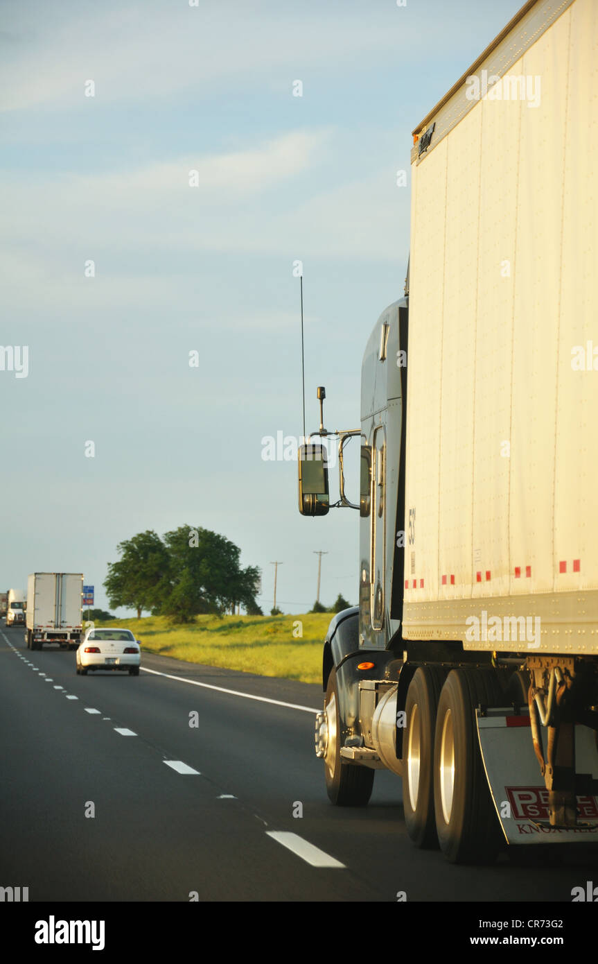 LKW auf Autobahn, New Mexico, USA Stockfoto