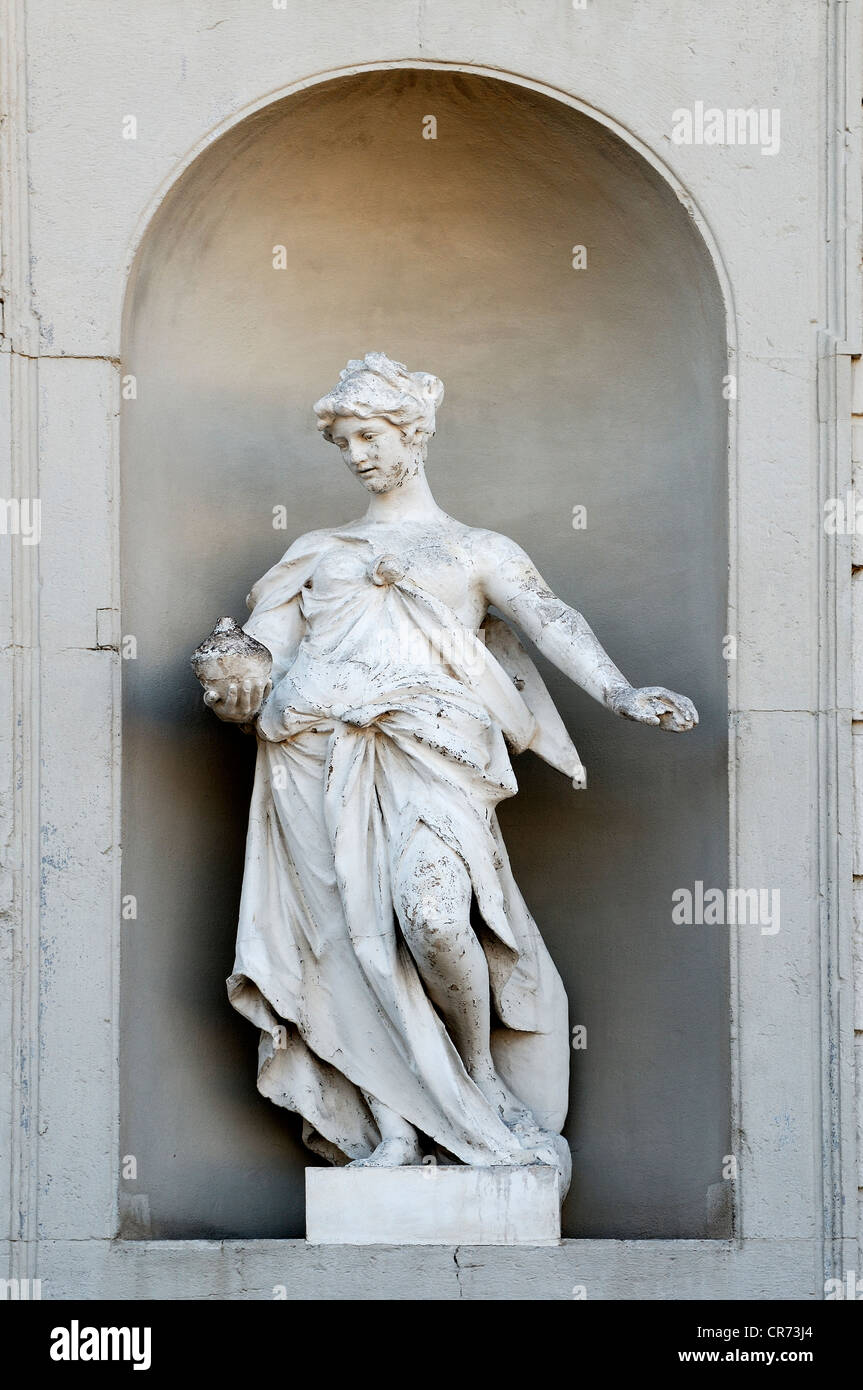 Weibliche Skulptur hält die Büchse der Pandora in seiner Hand, neue Schleißheim Palais, Max-Emanuel-Platz-Platz 1, Oberschleißheim Stockfoto