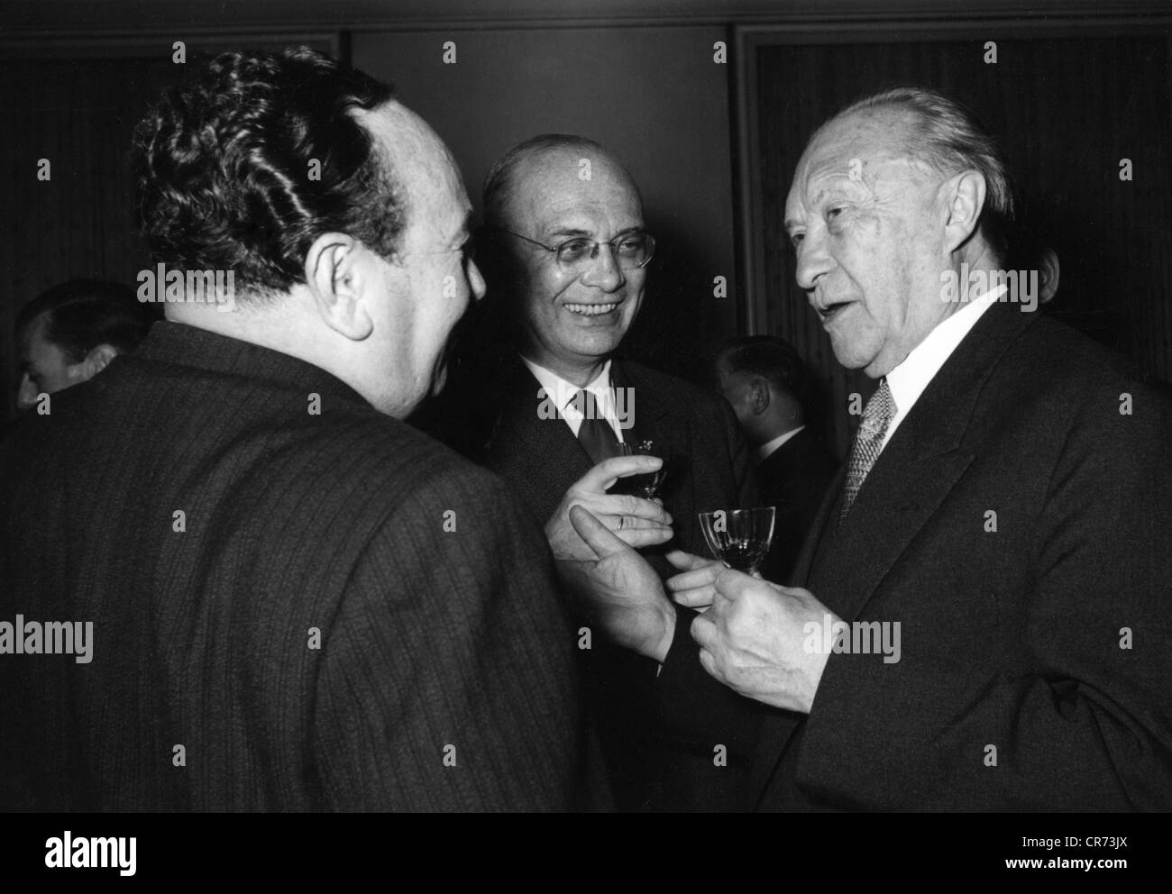 Adenauer, Konrad, 5.1.1876 - 19.4.1967, deutscher Politiker (CDU), Bundeskanzler 15.9.1949 - 16.10.1963, mit Bundesfinanzminister Franz Etzel, CDU-Nationalkonvent Karlsruhe, 26.- 29.4.1960, Stockfoto