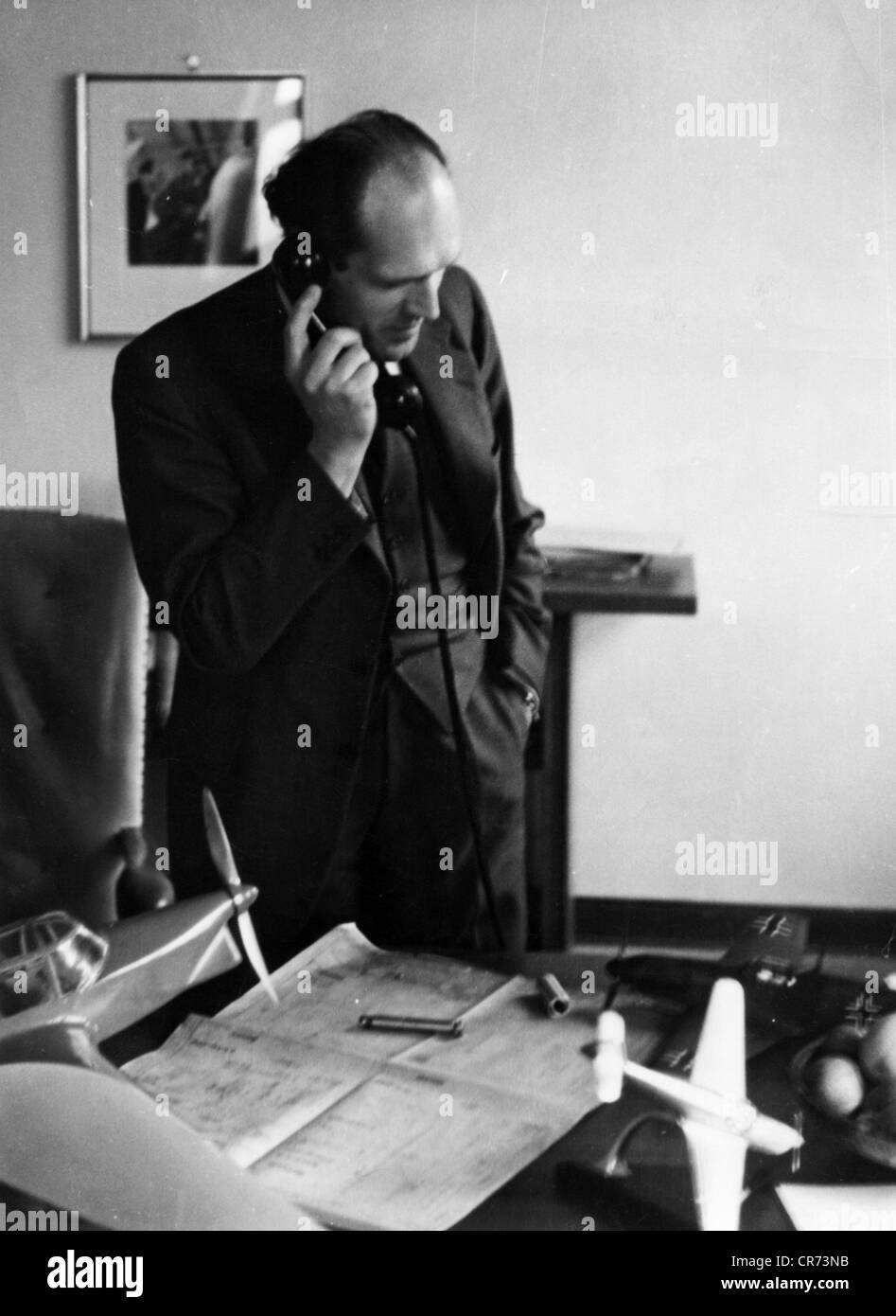 Messerschmitt, Wilhelm Emil-Willys, 26.6.1898 - 16.9.1978, deutscher Flugzeugkonstrukteur, in seinem Büro Messerschmitt Works, Augsburg, Ende der 1930er Jahre, Stockfoto