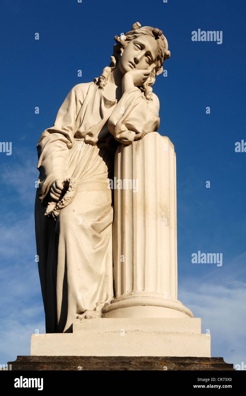 Junge Frau, die an eine Säule gelehnt Skulptur auf einem Grab, 19. Jahrhundert, vor blauem Himmel im Friedhof von Guebwiller Stockfoto