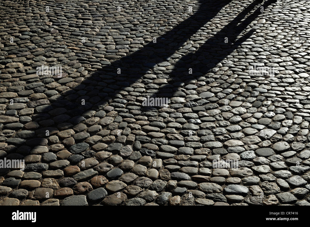 Schatten eines Erwachsenen und Kind auf Kopfsteinpflaster, Freiburg, Baden-Württemberg, Deutschland, Europa Stockfoto