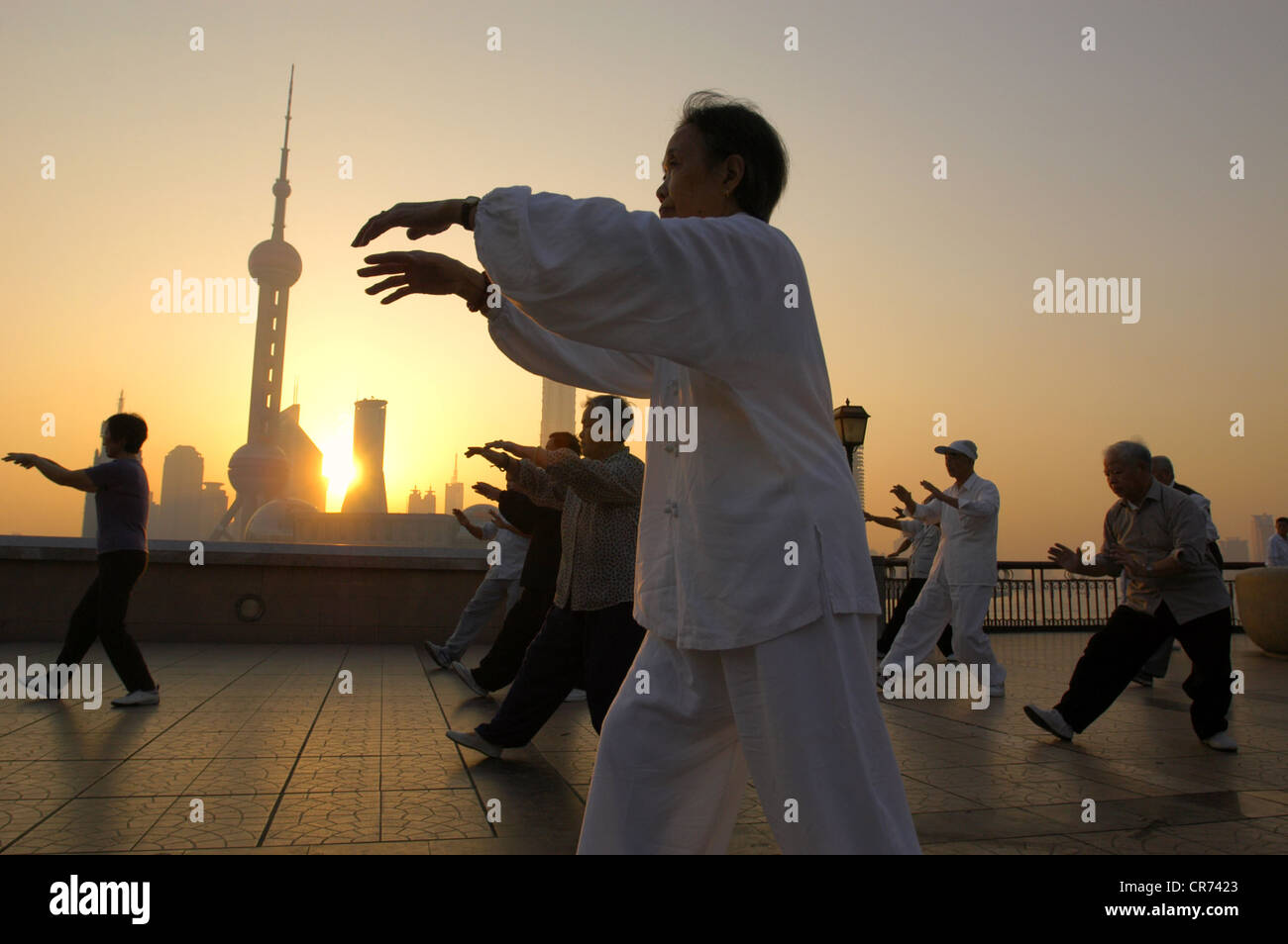 Menschen praktizieren Tai Chi am Bund in der Morgendämmerung in Shanghai China Stockfoto