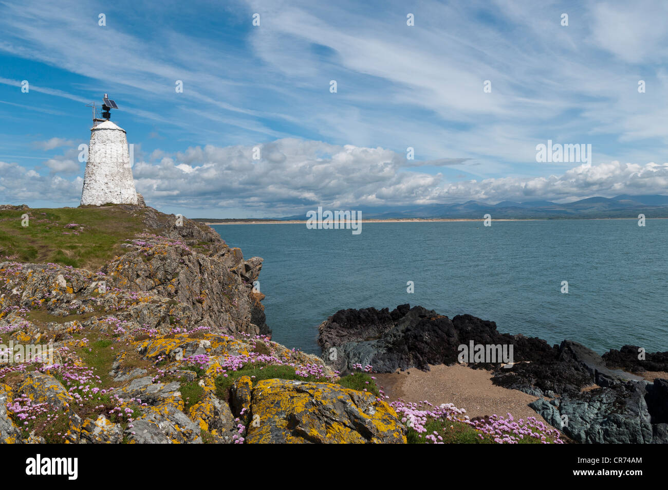 Llanddwyn Insel Anglesey North Wales Blickrichtung Snowdonia in der Ferne Stockfoto