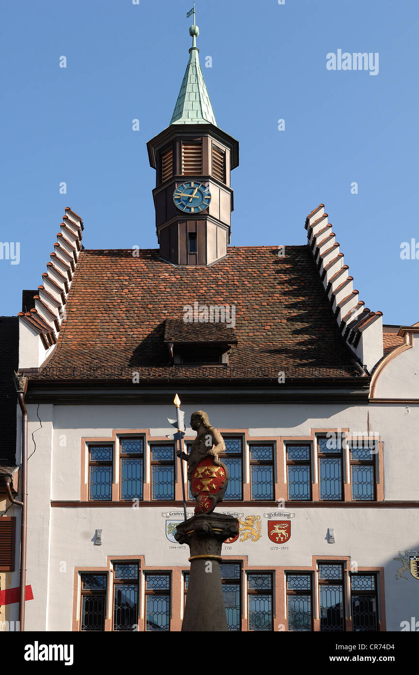 Altes Rathaus, Hauptstrasse 53, mit einem Brunnen Skulptur auf dem Marktplatz vor, Staufen, Baden-Württemberg Stockfoto