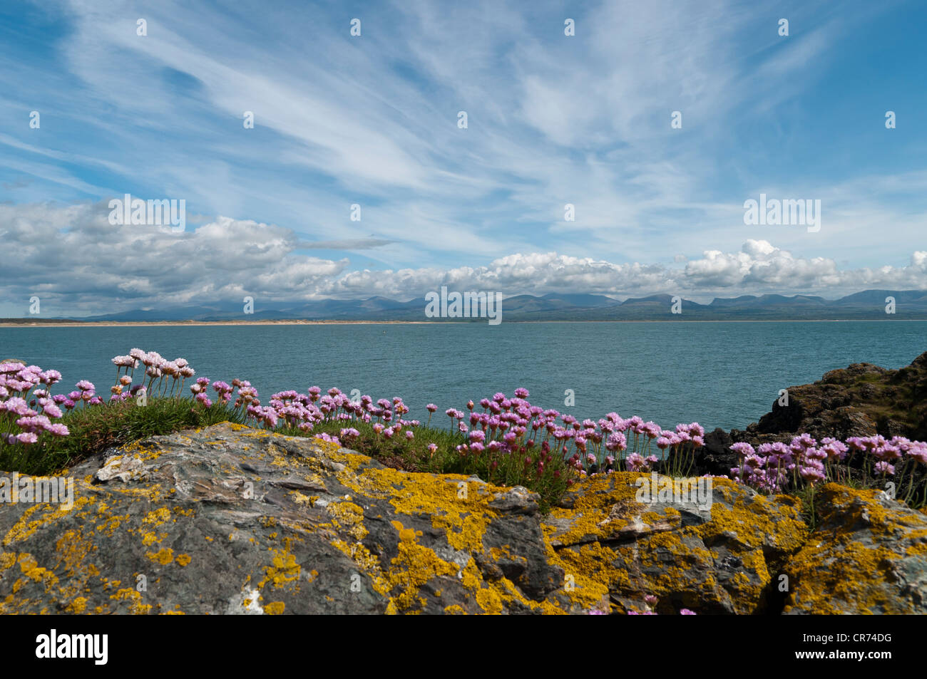 Llanddwyn Insel Anglesey North Wales Blickrichtung Snowdonia in der Ferne Stockfoto