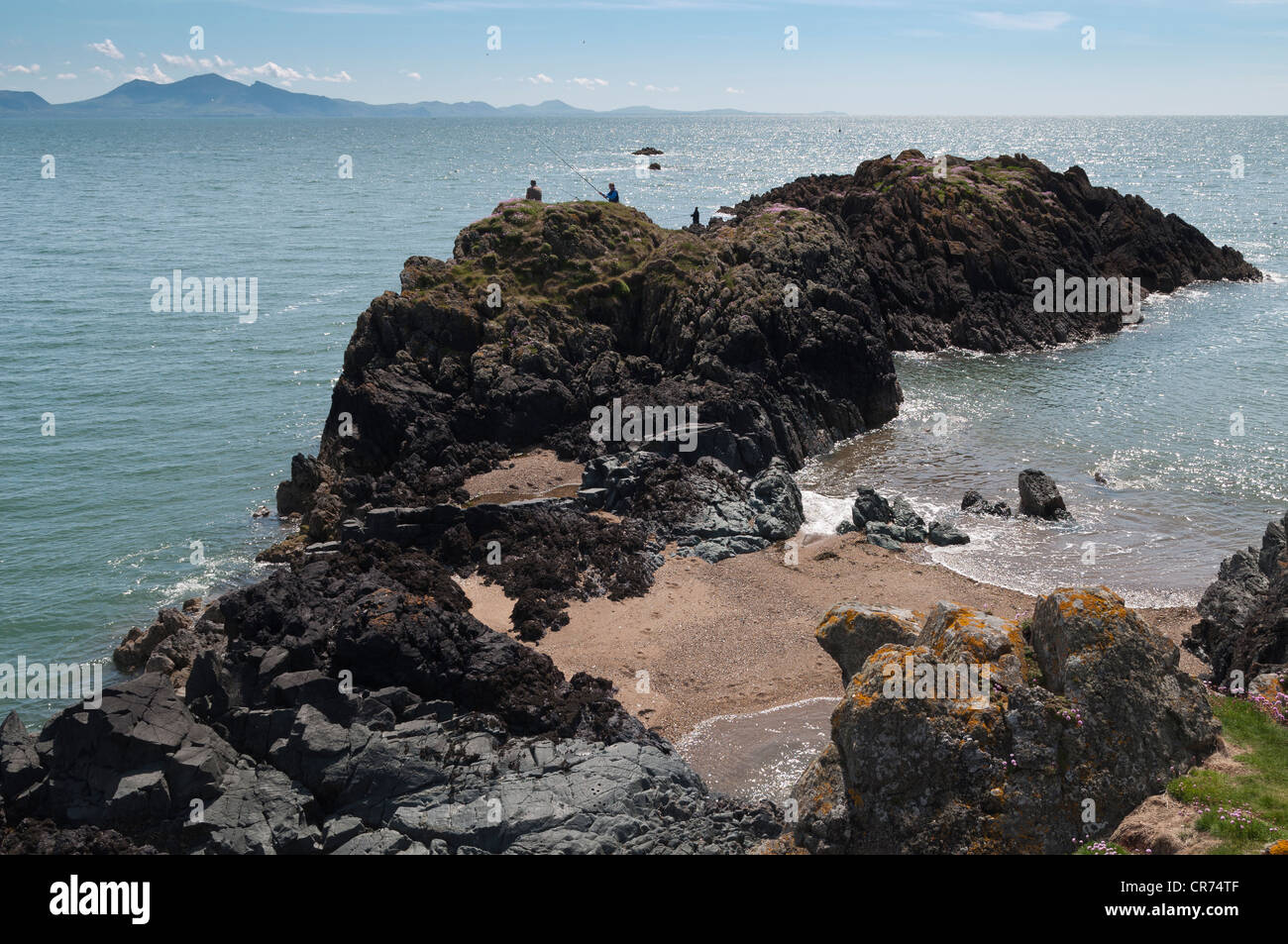 Blick in Richtung Halbinsel Lleyn auf Llanddwyn Insel Anglesey Nordwales Stockfoto