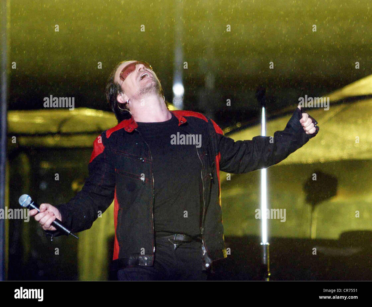 U2, irische Rockband, Frontmann Bono Vox im Regen, halbe Länge singen ist, Olympiastadion, München, 2.8.2005, Stockfoto
