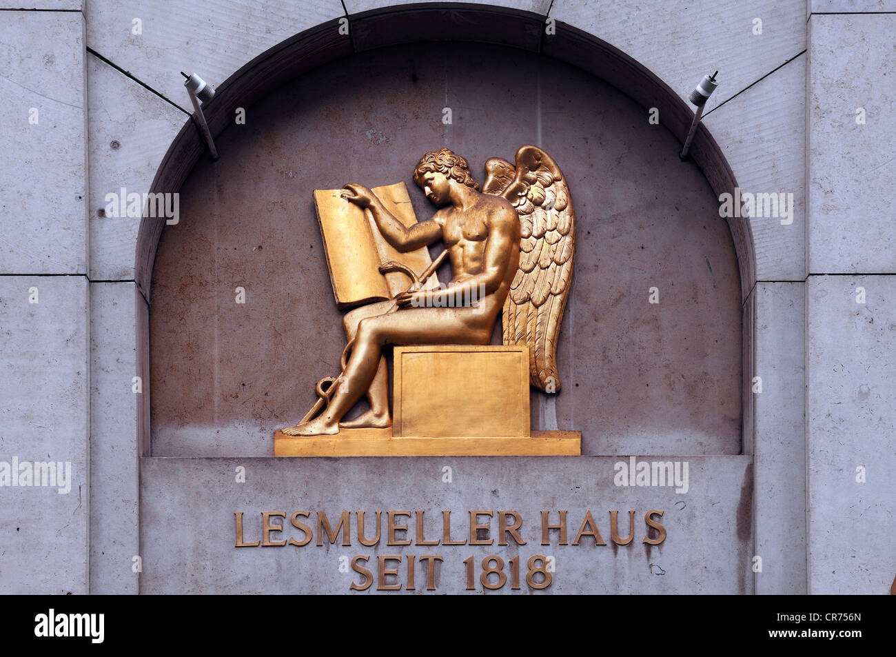 Goldfarbene Relief im Lesmueller Haus, aus 45, Munich, Bavaria, Germany, Europe Stockfoto