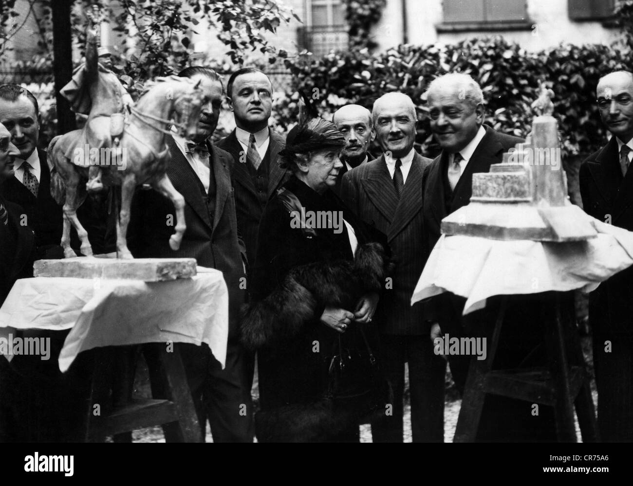 Real del Sarte, Maxime, 2.5.1888-15.2.1954, französischer Bildhauer, der die Witwe des Marschalls Joseph Joffre für das Denkmal ihres Mannes, Paris, 1936, zeigt, Stockfoto