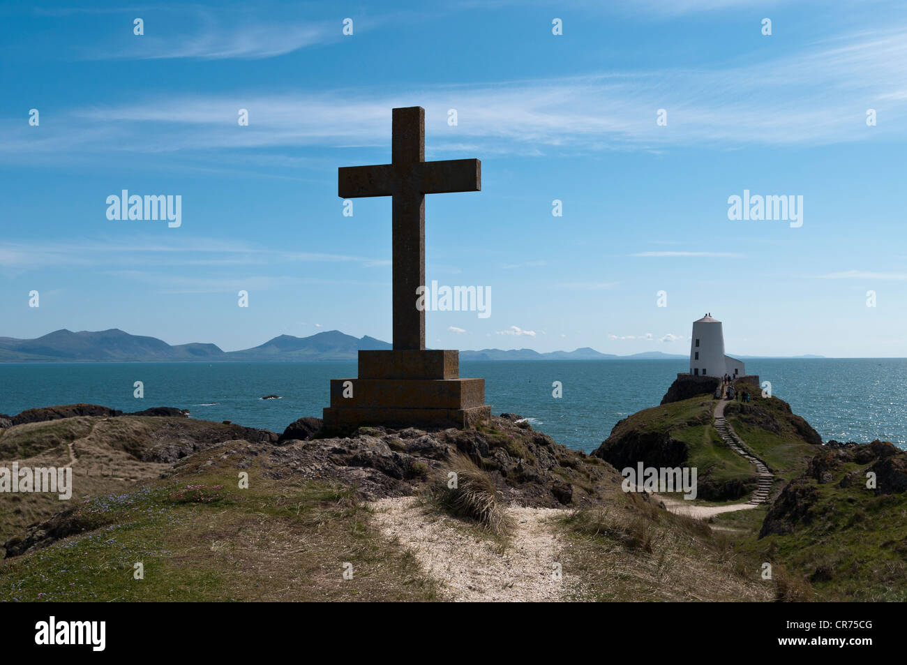 Großes Kreuz mit Blick auf den alten Leuchtturm und Lleyn-Halbinsel auf Llanddwyn Insel Anglesey North Wales Stockfoto