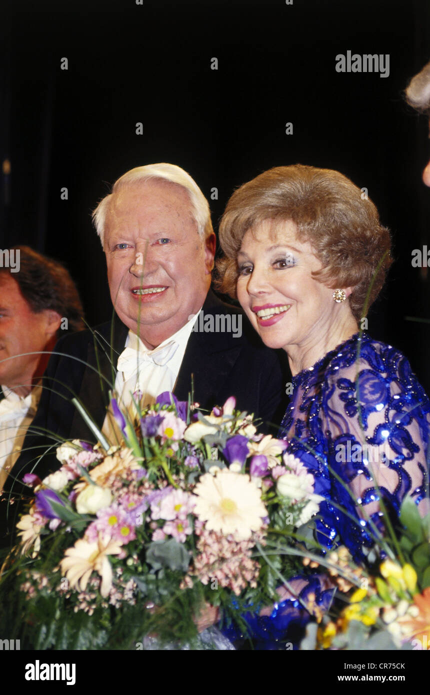 Rothenberger, Anneliese, 19.6.1926 - 24.5.2010, deutsche Opernsängerin (Sopran), halbe Länge, mit dem britischen Politiker Sir Edward Heath, während einer Benefizveranstaltung im Nationaltheater, München, Deutschland, Februar 1994, Stockfoto