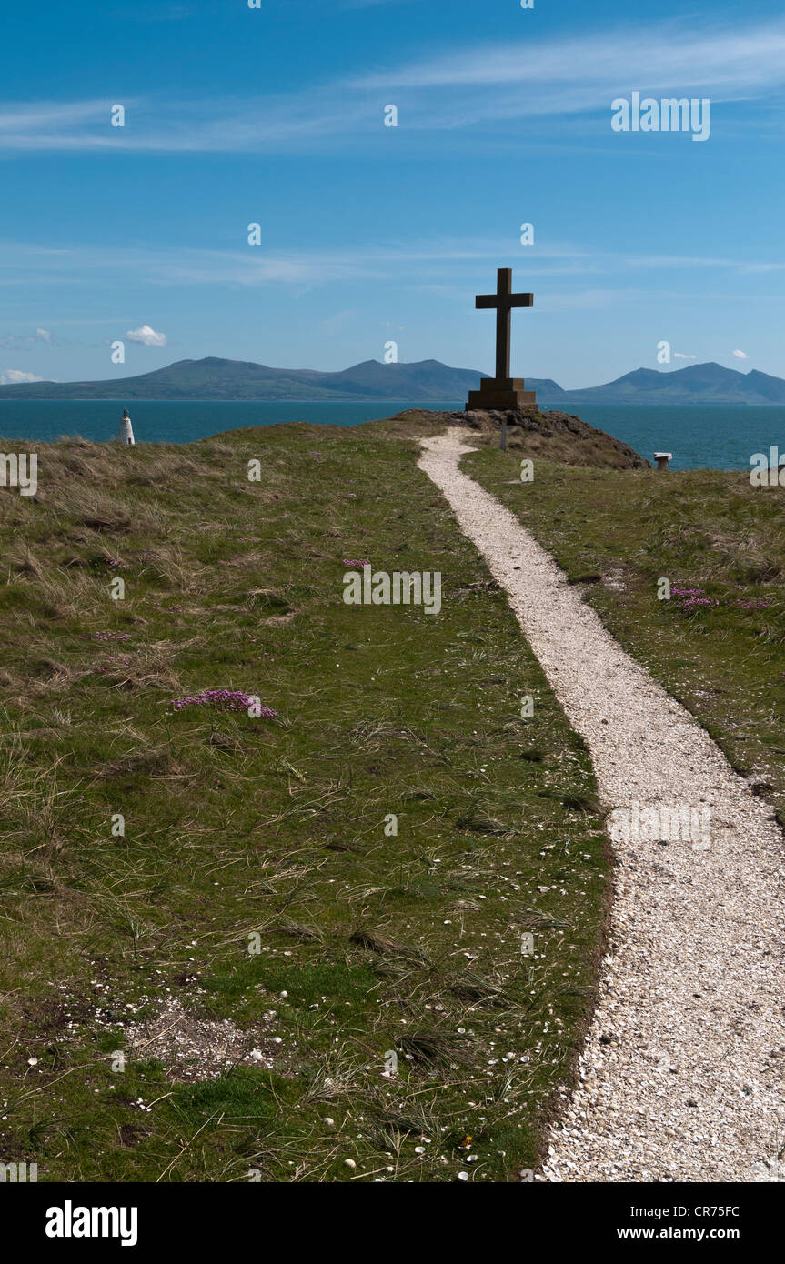 Großes Kreuz mit Blick zur Halbinsel Lleyn auf Llanddwyn Insel Anglesey North Wales Stockfoto