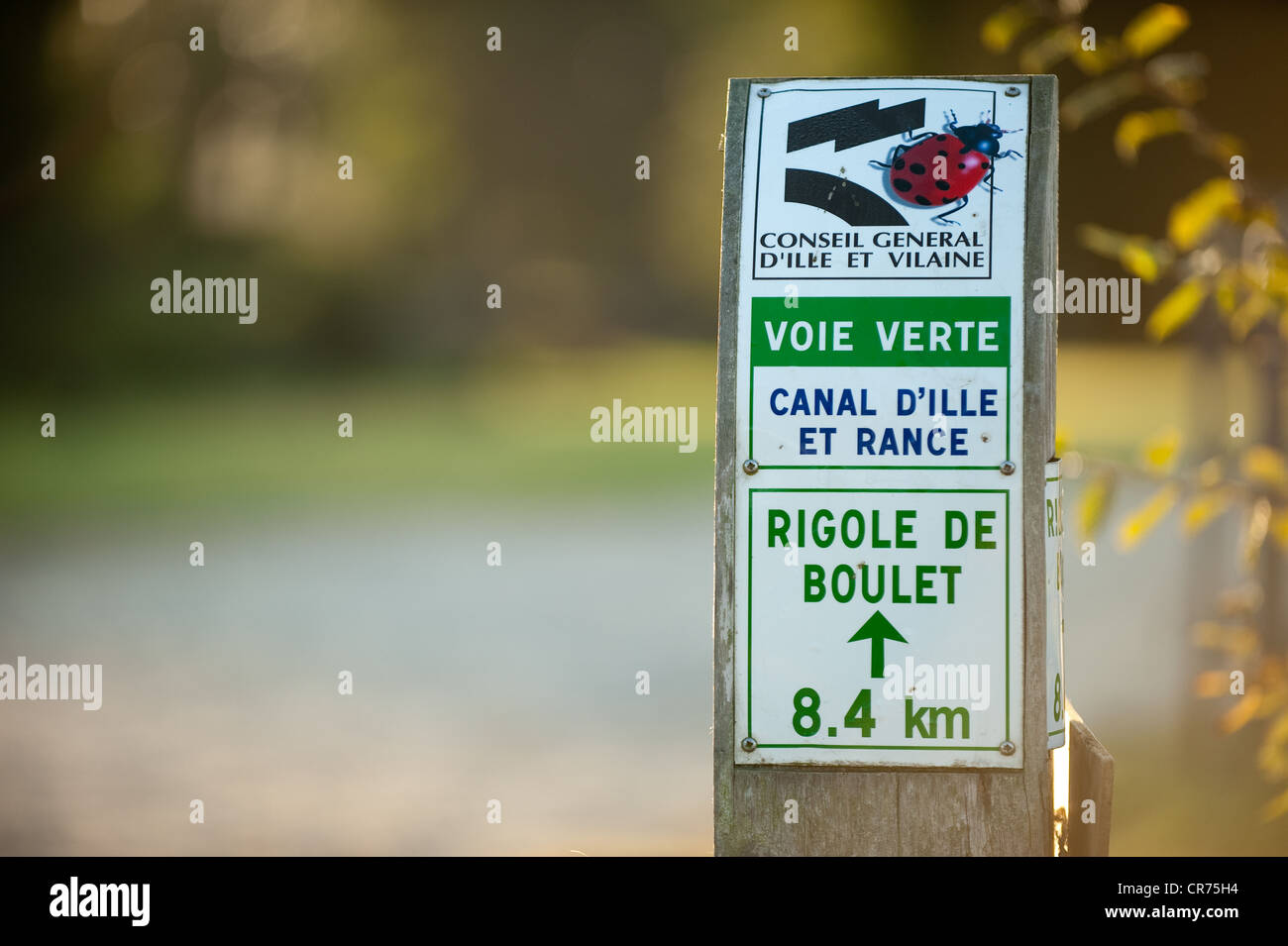 Frankreich, Ille et Vilaine, Hede, Les Onzes Ecluses (elf Schleusen), Zeichen anzeigt Voie Verte, einen Pfad entlang Canal d'Ille Stockfoto