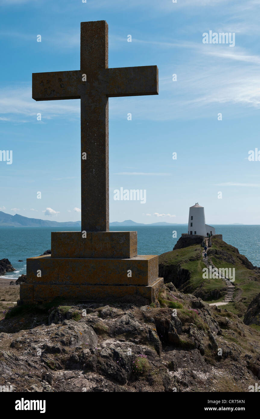 Großes Kreuz mit Blick auf den alten Leuchtturm und Lleyn-Halbinsel auf Llanddwyn Insel Anglesey North Wales Stockfoto