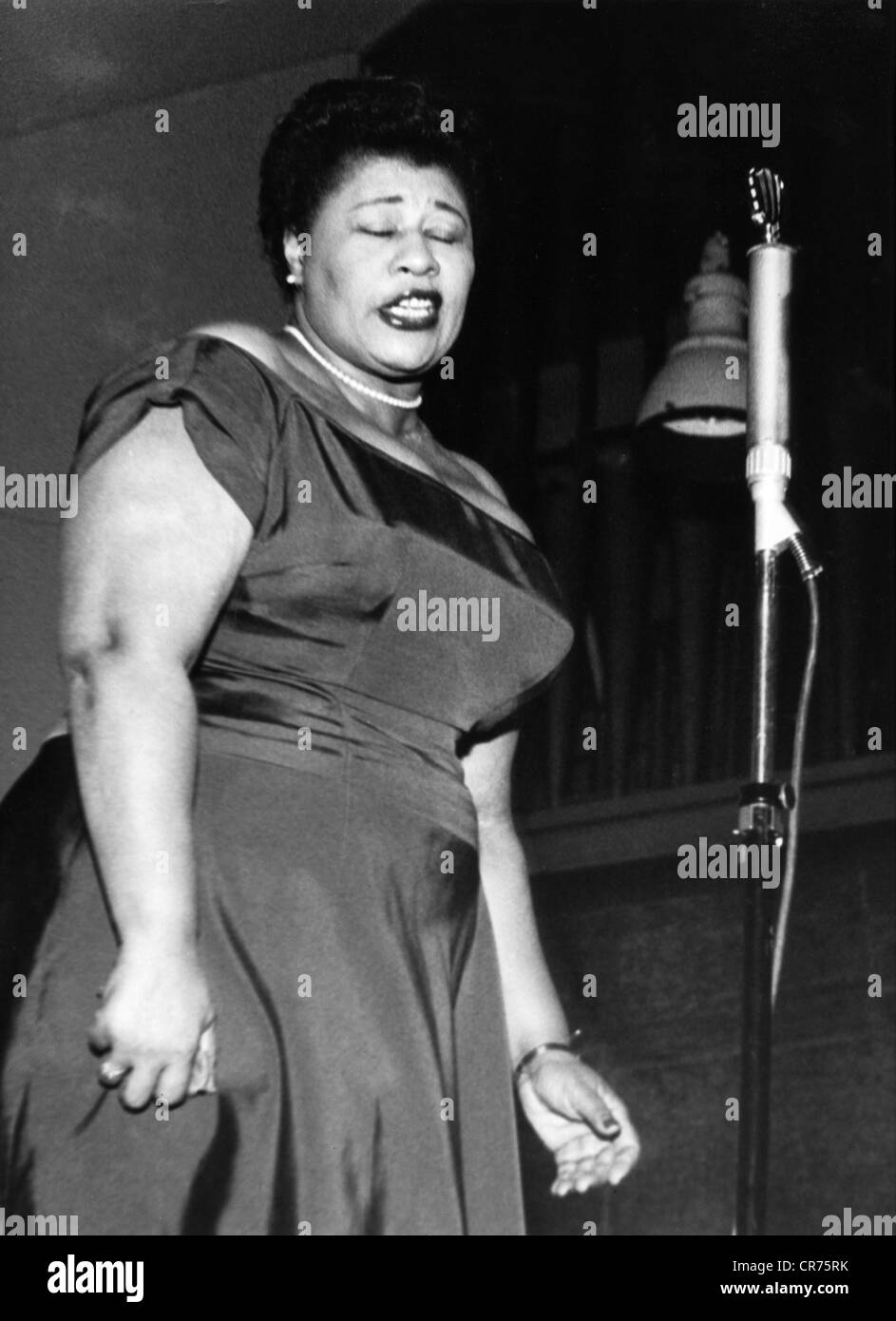 Fitzgerald, Ella, 25.4.1918 - 15.6.1996, US-amerikanischer Musiker (Jazzsänger), halbe Länge, bei Bühnenauftritt, 1955, Stockfoto