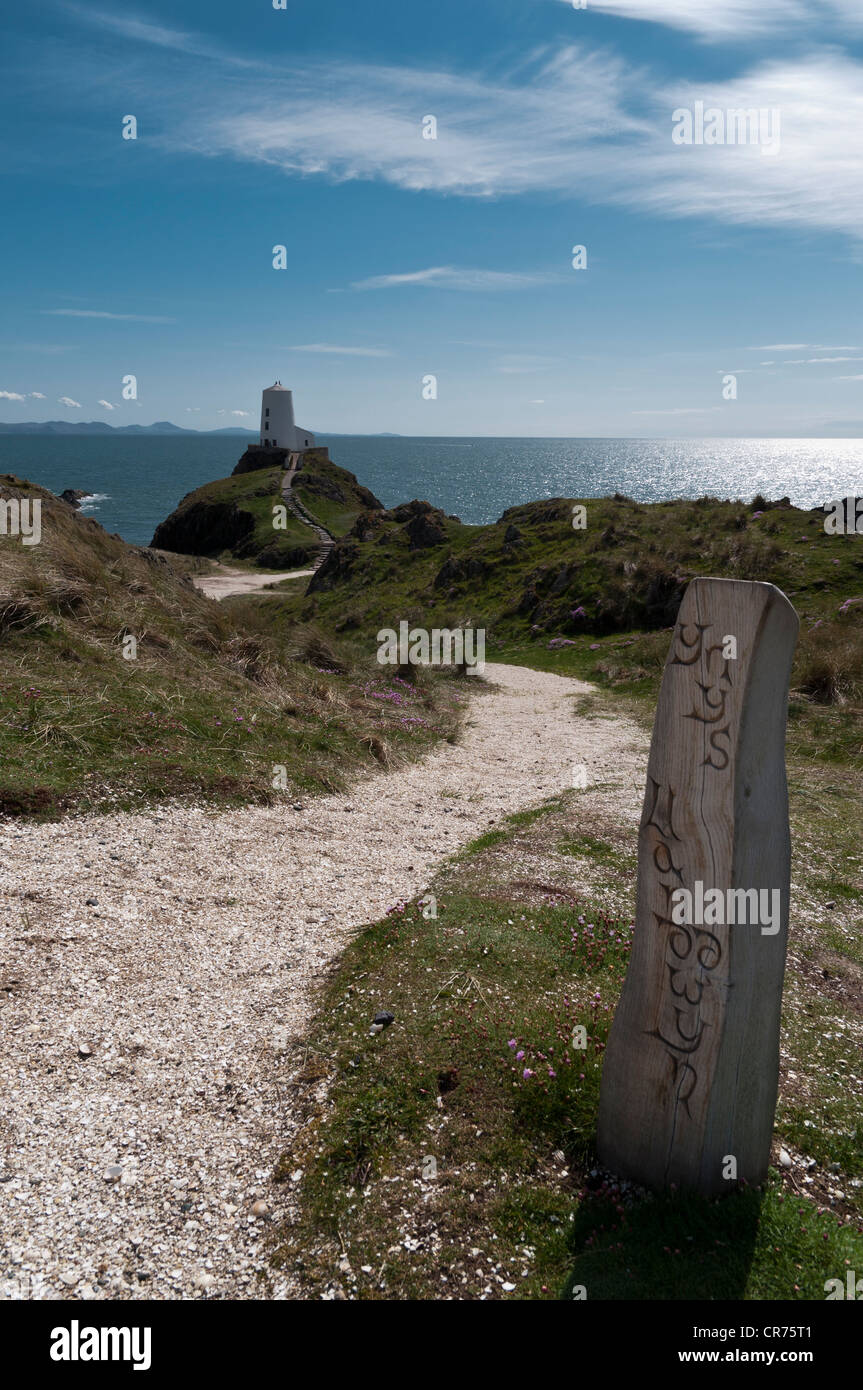 Hölzerne Markierung Post mit Blick auf den alten Leuchtturm und Lleyn-Halbinsel auf Llanddwyn Insel Anglesey North Wales Stockfoto