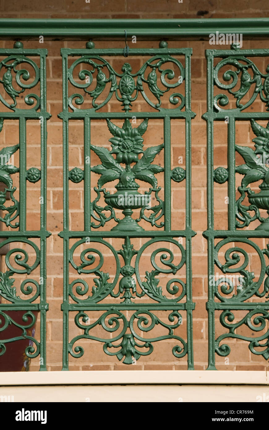 Dekorative Gusseisen Bund Arbeit auf Veranda eines historischen Gebäudes Stockfoto