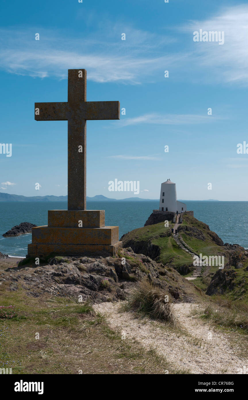Großes Kreuz mit Blick auf den alten Leuchtturm und Lleyn-Halbinsel auf Llanddwyn Insel Anglesey North Wales Stockfoto