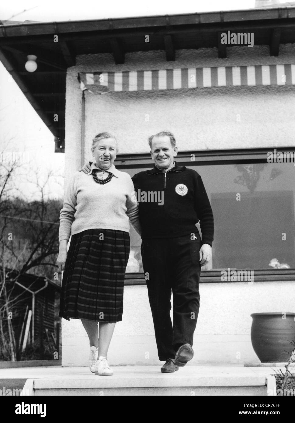 Herberger, Josef 'Sepp', 28.3.1897 - 28.4.1977, deutscher Fußballer, Cheftrainer der deutschen Fußball-Nationalmannschaft 1950 - 1964, mit Frau Eva im Garten seines Hauses, Weinheim, 26.3.1962, Stockfoto