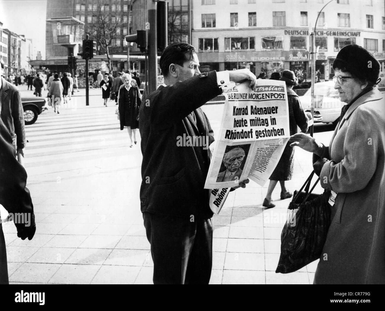 Adenauer, Konrad, 5.1.1876 - 19.4.1967, deutscher Politiker (CDU), sein Tod, Zeitaperman mit dem Todesbescheid in der Berliner Morgenpost, Kurfürstendamm, Berlin, Westdeutschland, 19.4.1967, Stockfoto