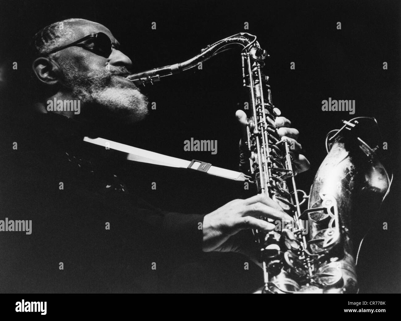 Rollins, Sonny, * 7.9.1930, US-amerikanischer Musiker/Künstler (Jazz), Geburtsname: Theodore Wal, halbe Länge, bei Bühnenauftritt mit Saxofon, Stuttgart, Mai 2001, Stockfoto