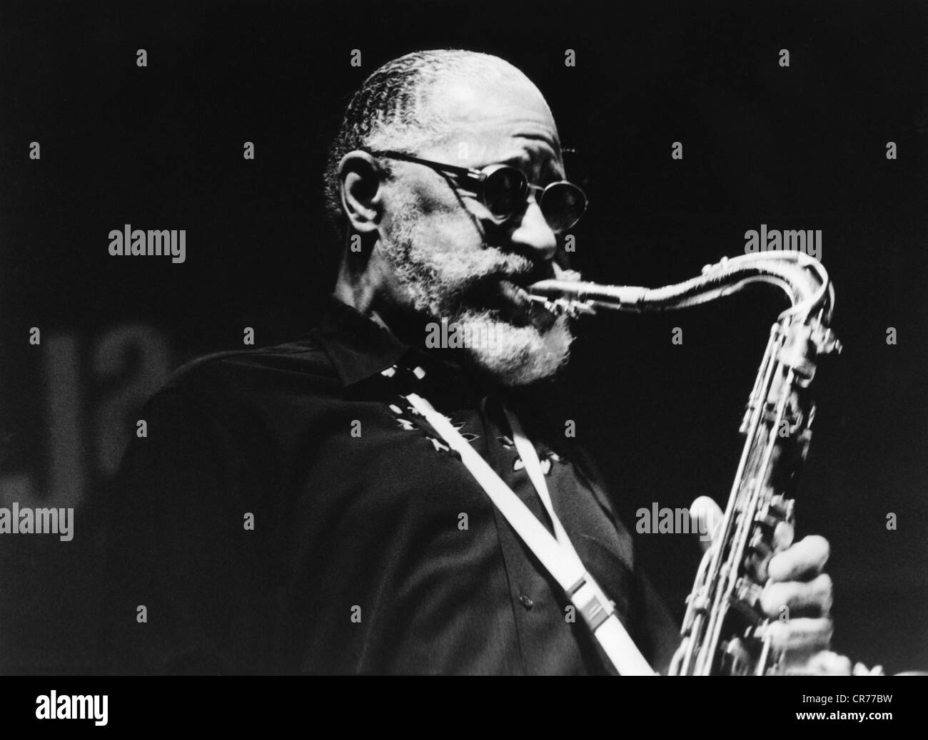 Rollins, Sonny, * 7.9.1930, US-amerikanischer Musiker/Künstler (Jazz), Geburtsname: Theodore Wal, halbe Länge, bei Bühnenauftritt mit Saxofon, Stuttgart, Mai 2001, Stockfoto