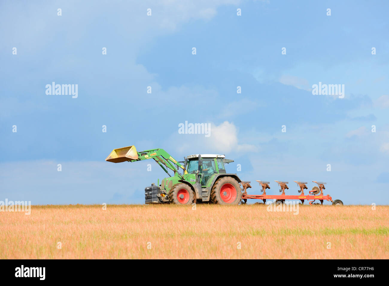 Landwirte, die Verteilung von Dünger über ein Mais Stoppeln Feld, Baden-Württemberg, Deutschland, Europa Stockfoto
