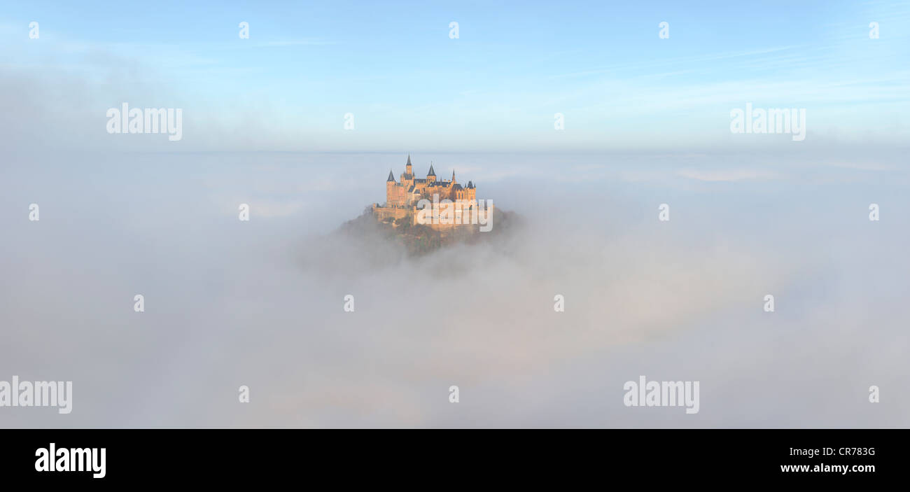 Burg Hohenzollern Burg im Morgennebel Licht, am frühen Morgen, Schwäbische Alb, Baden-Württemberg, Deutschland, Europa Stockfoto