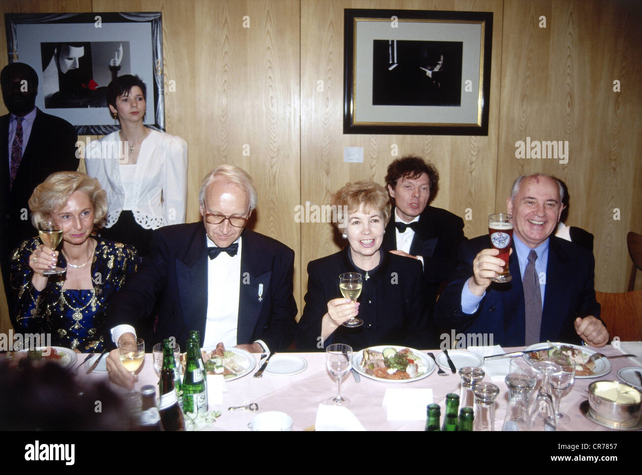 Mikhail Gorbatschow, * 2.3.1931, Sowjetrepolitiker (KPdSU), mit seiner Frau Raisa Gorbatschowa sowie dem bayerischen Regierungspräsidenten Edmund Stoiber und seiner Frau Karin, Gruppenbild, Mittagessen im Restaurant "Maisel's Weisse" anlässlich der Eröffnung der Bayreuther Festspiele, 25.7.1993, Stockfoto