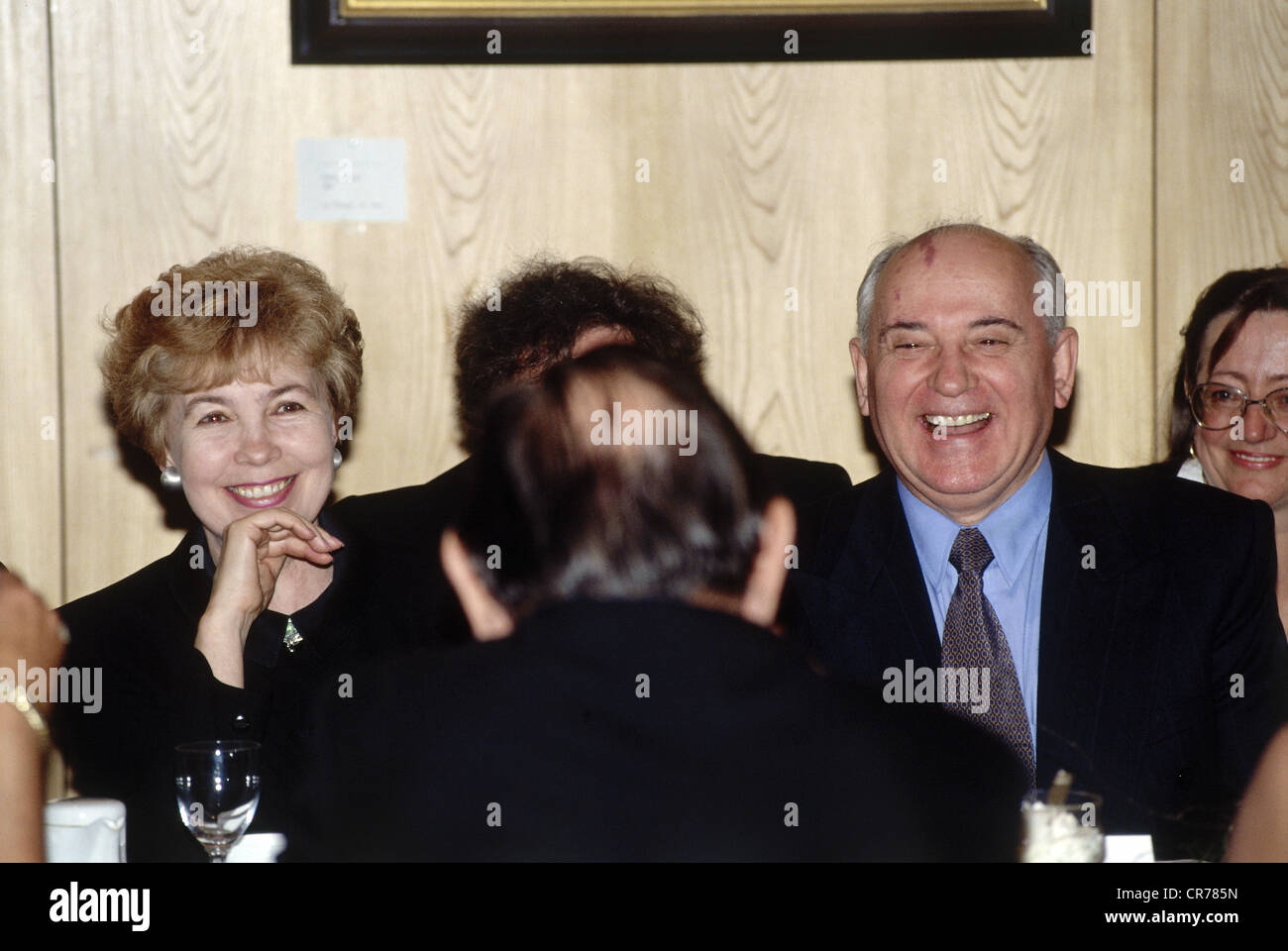 Mikhail Gorbatschow, * 2.3.1931, Sowjetrepolitiker (KPdSU) in halber Länge mit seiner Frau Raisa Gorbatschowa bei der Eröffnung der Bayreuther Festspiele, 25.7.1993, im Vordergrund die Rückseite des Chefs des deutschen Politikers Hans-Dietrich Genscher, Stockfoto