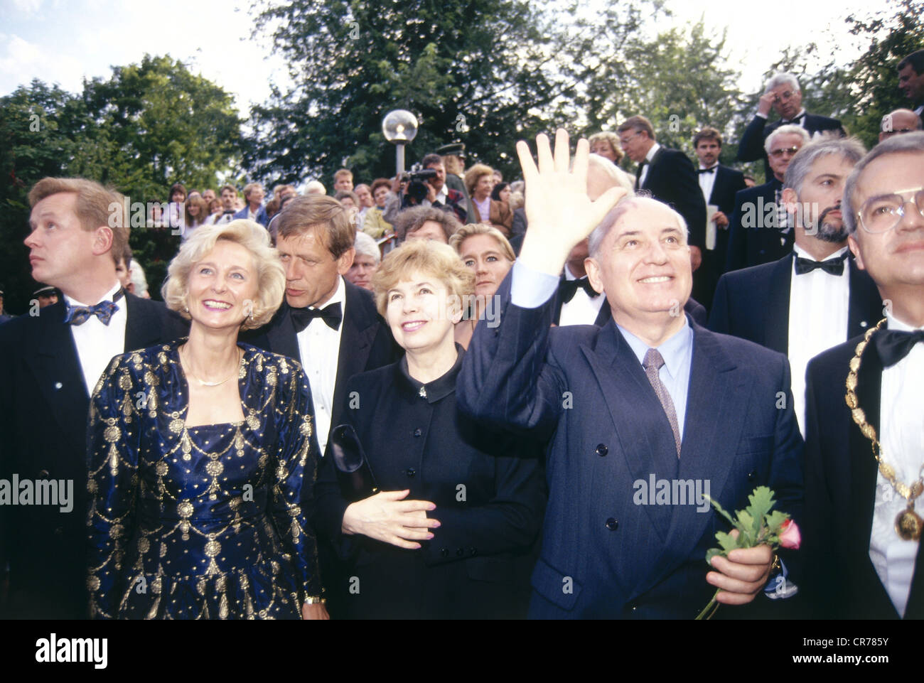 Mikhail Gorbatschow, * 2.3.1931, Sowjetrepolitiker (KPdSU), mit seiner Frau Raisa Gorbatschowa sowie dem bayerischen Regierungspräsidenten Edmund Stoiber (mit Gorbatschows Hand bedeckt) und seiner Frau Karin, Eröffnung der Bayreuther Festspiele, 25.7.1993, Stockfoto
