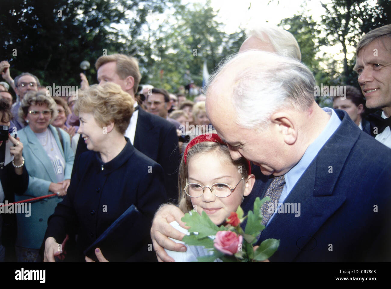 Mikhail Gorbatschow, * 2.3.1931, der in halber Länge lebende Politiker der Sowjetunion mit seiner Frau Raisa Gorbachova und einem Mädchen, Eröffnung der Bayreuther Festspiele, 25.7.1993, Stockfoto
