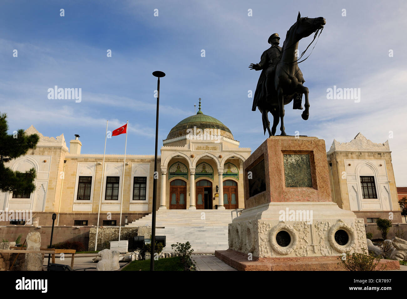 Zentral-Anatolien, Türkei Ankara Atatürk Reiterstatue vor dem ethnographischen Museum Stockfoto