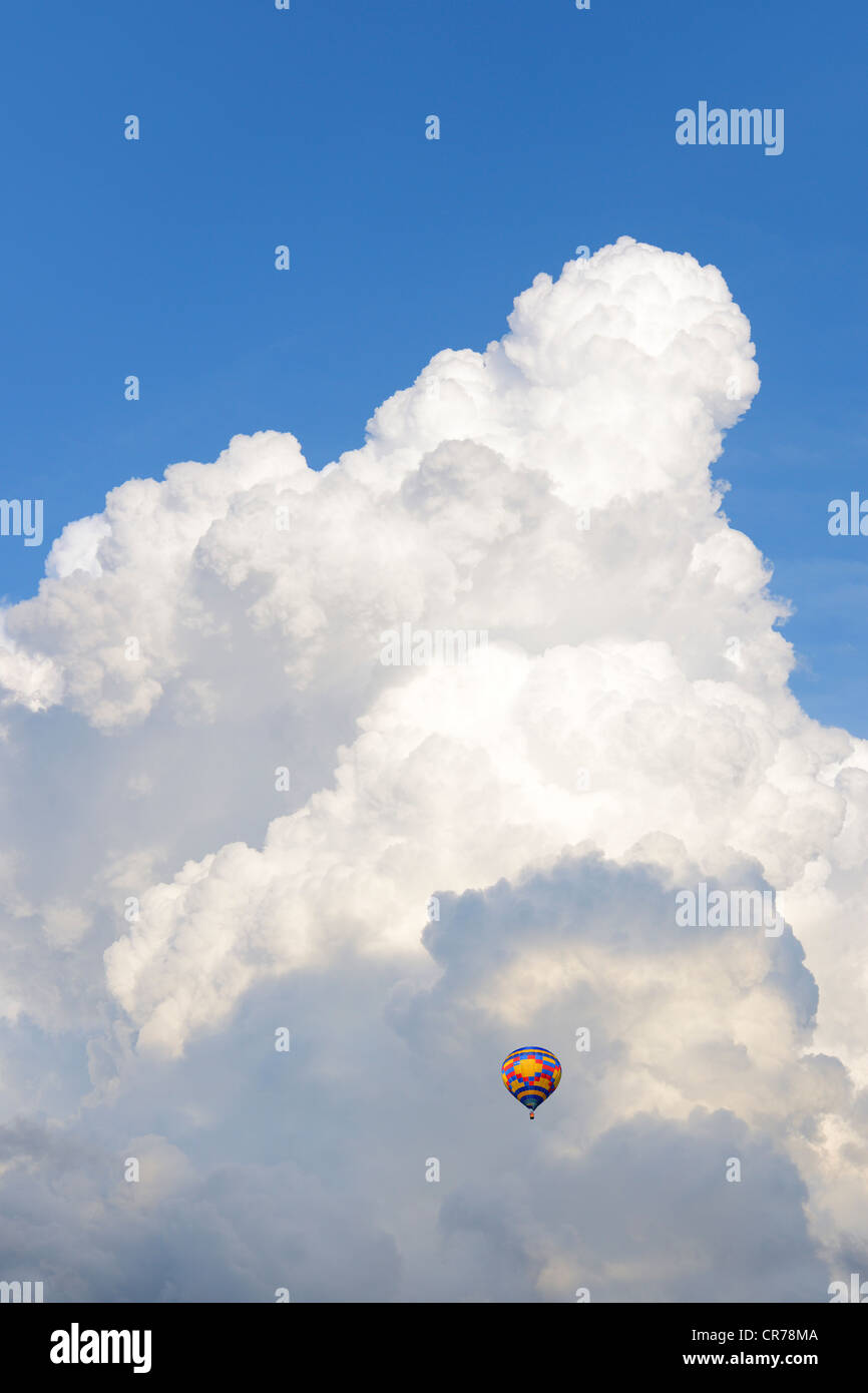 Heißluft-Ballon gegen weiße Wolken Cumulus Wolken, Suedschwarzwald, Südschwarzwald, Baden-Württemberg Stockfoto