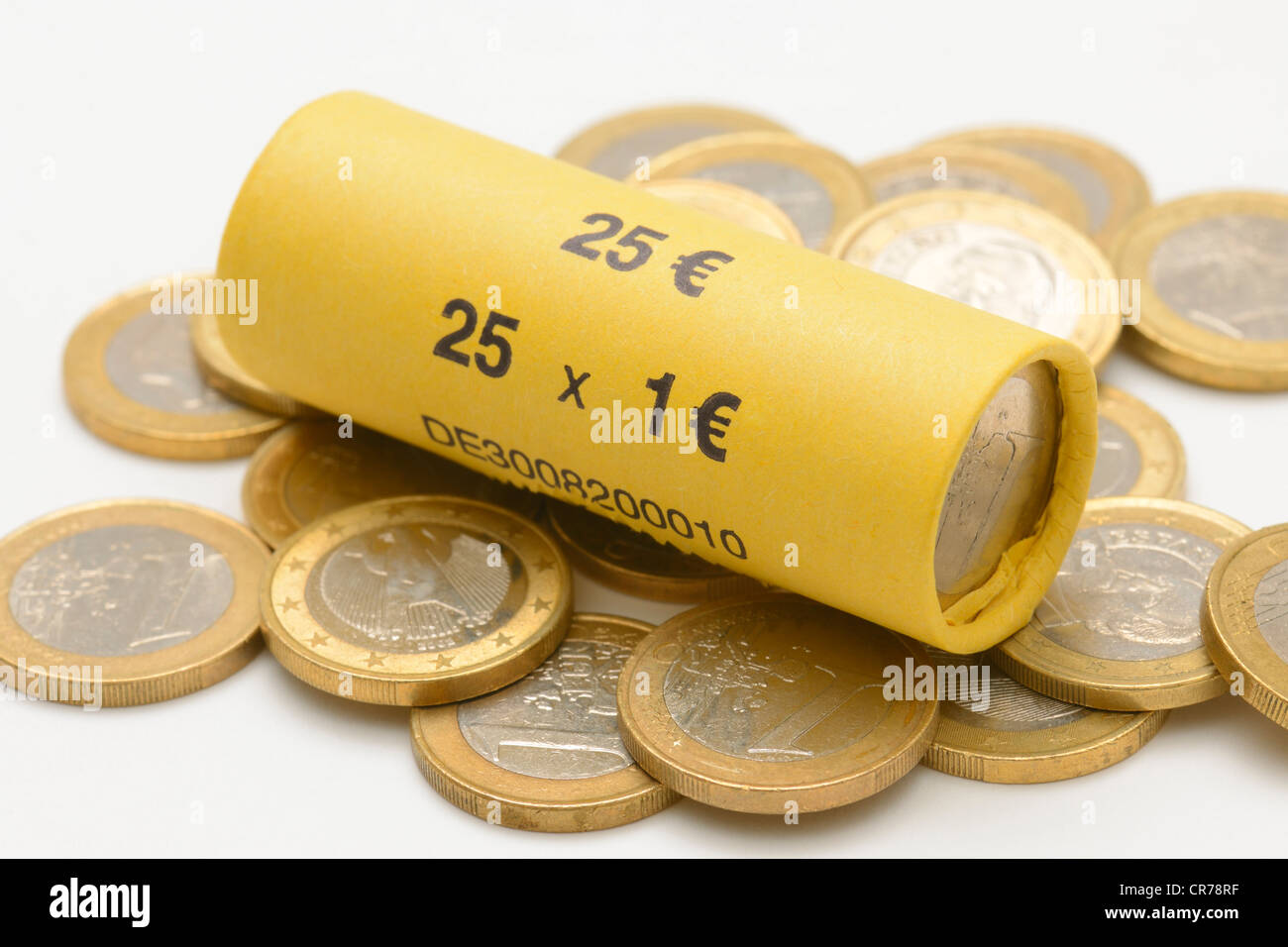 1-Euro-Münzen, aufgerollt und lose Münzen Stockfoto