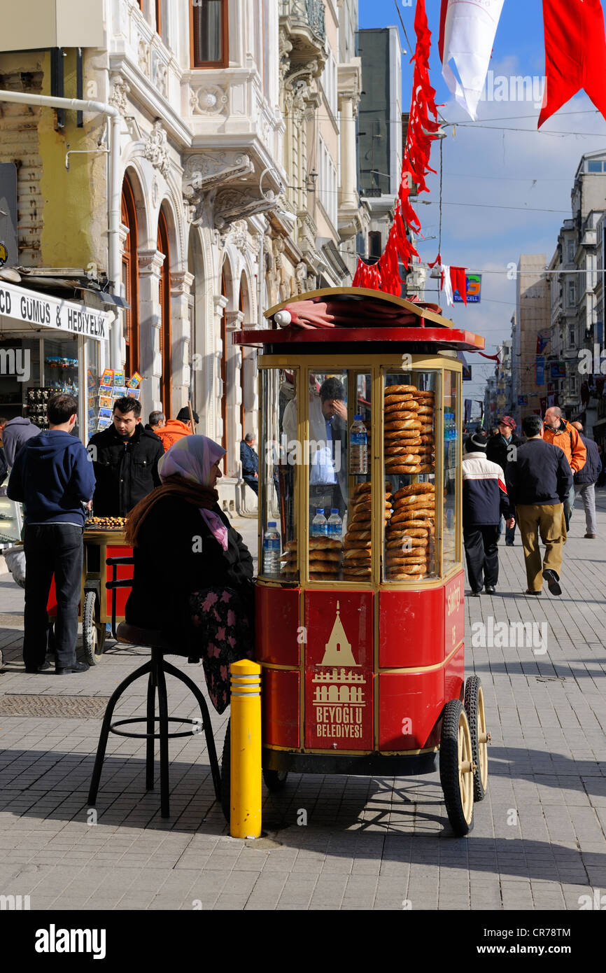 Türkei, Istanbul, Beyloglu, Taksim-Viertel, Verkäufer von Simit (typisch türkisches Brot) in der Straße Istiklal Caddesi Stockfoto