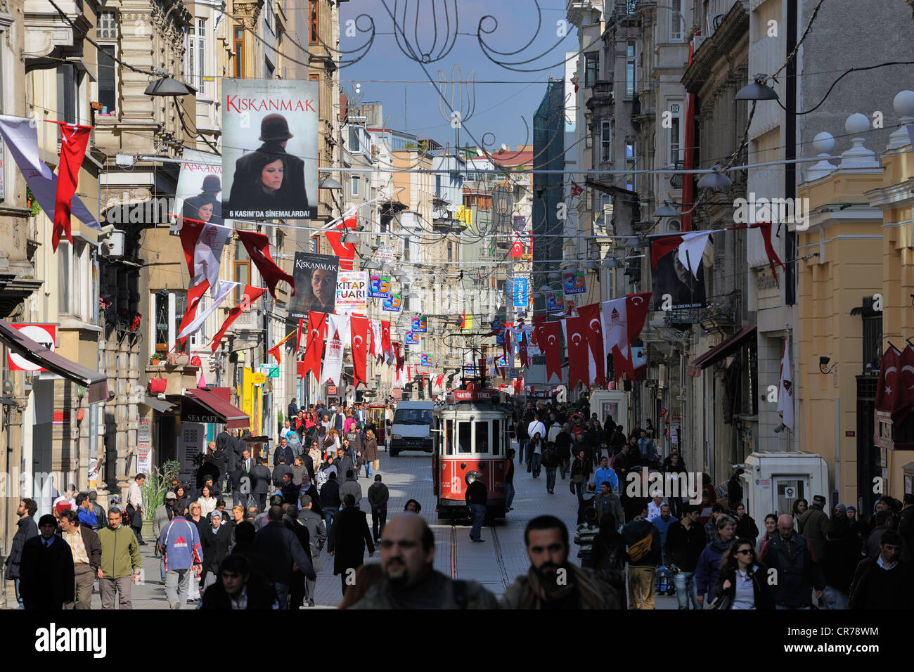 Türkei, Istanbul, Beyloglu, Taksim-Viertel, alte Straßenbahn in Straße Istiklal Caddesi Stockfoto