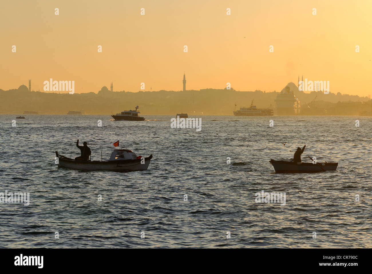 Türkei, Istanbul, Fischerboote am Bosporus, das Goldene Horn Meerenge im Hintergrund Stockfoto