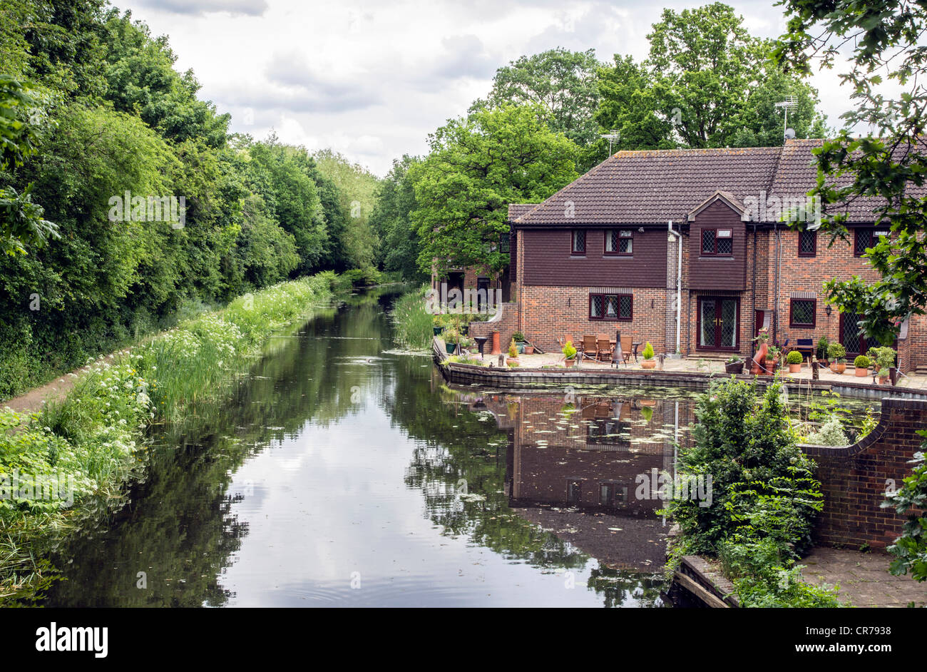 Basinstoke Canal, Woking, Canal-side House, Surrey, England, UK. Stockfoto