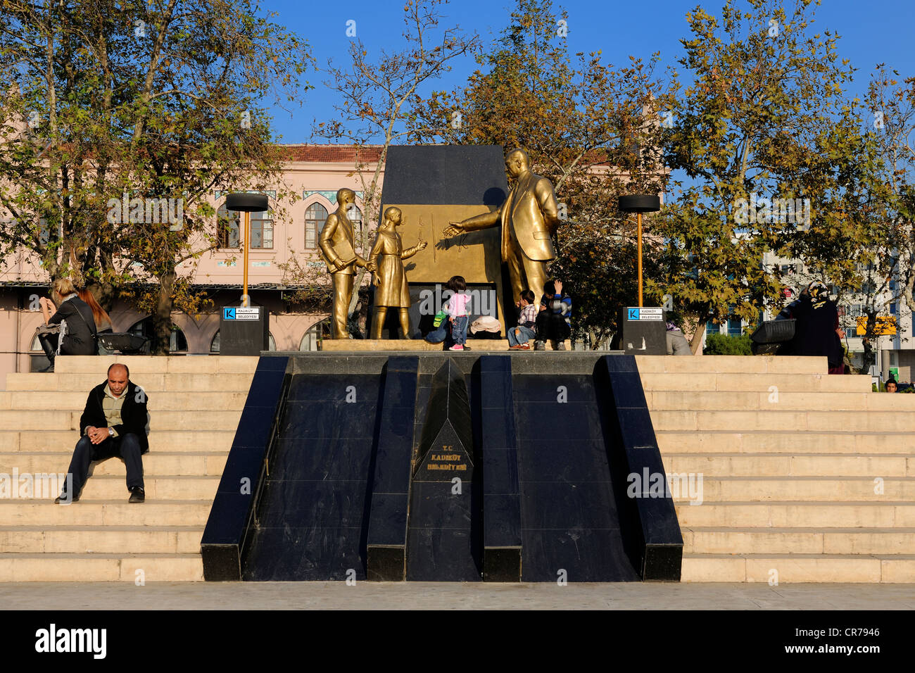 Türkei, Istanbul, asiatische Seite, Atatürk Statue zeigt als Lehrer in der Nähe Kadiköy Pier Stockfoto